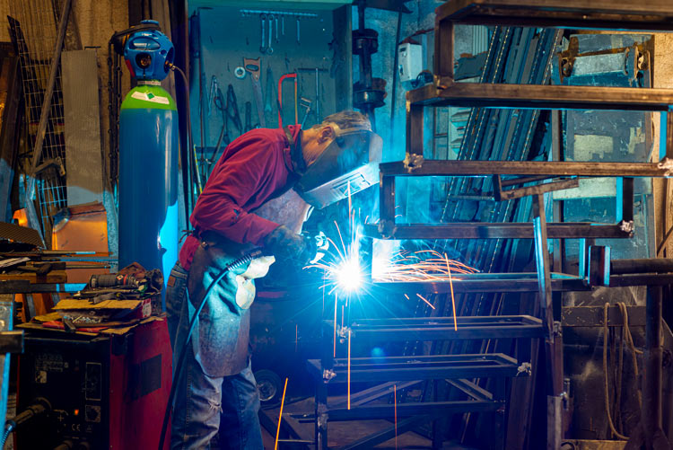 En person svetsar